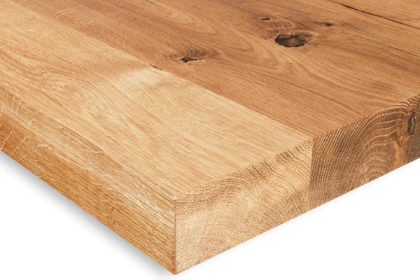 40 mm Tischplatte aus rustikaler Eiche mit geölter Oberfläche, sichtbaren Ästen und Rissen – massives Holz für Gastronomie & Objektmöblierung